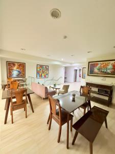 TV a/nebo společenská místnost v ubytování Hotel Esencia Suites + 31 fotografií