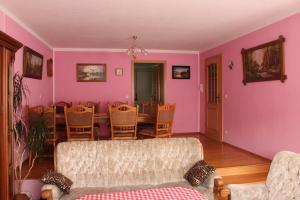 a living room with a couch and a table and chairs at Geräumige Ferienwohnung Mit Terrasse, In Günstiger Zentraler Lage In Der Oberlausitz, Idealer Ausgangspunkt Für Vielerlei Ausflüge In Die Umgebung in Crostwitz