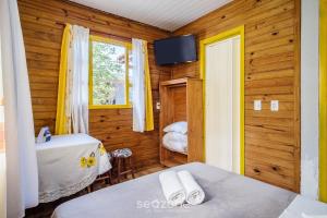 Ένα ή περισσότερα κρεβάτια σε δωμάτιο στο Cabanas relaxantes perto da Praia do Rosa - PRJ