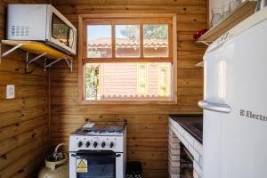 Η κουζίνα ή μικρή κουζίνα στο Cabanas relaxantes perto da Praia do Rosa - PRJ