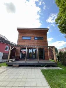 una casa in legno con una terrazza di fronte ad essa di Holiday Home Hlinsko a Chrudim