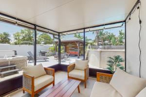 un patio esterno con sedie e camino di Indian Sunset Beach 7 a Clearwater Beach