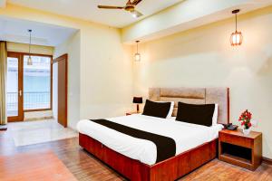 a bedroom with a large bed in a room at Townhouse Oak Sector 47 Near Medanta in Gurgaon