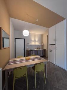 a kitchen and dining room with a table and chairs at Vista con camera - appartamento Zabaione in Casale Monferrato +17 photos