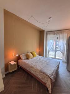 a bedroom with a large bed and a window at Vista con camera - appartamento Zabaione in Casale Monferrato