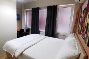 A bed or beds in a room at THE LİMA SUİTES KADIKÖY