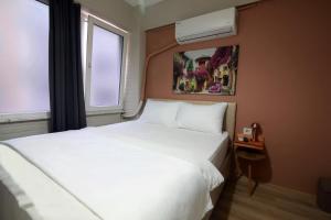 A bed or beds in a room at THE LİMA SUİTES KADIKÖY