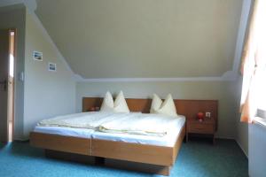 Un dormitorio con una cama con sábanas y almohadas blancas. en Nette Wohnung Mit Garten, Grill Und Pool, en Radewege 9 fotos más