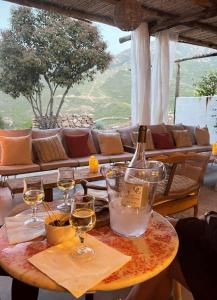 a table with wine glasses and a bottle on it at CASA IB in Peri
