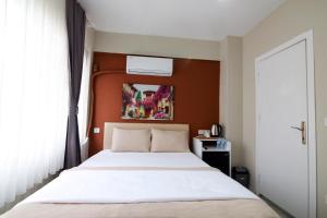 A bed or beds in a room at THE LİMA SUİTES KADIKÖY