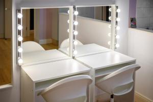 un dressing avec un miroir et des chaises blanches dans l'établissement Iconic Canal Street Apt by City SuperHost, à Manchester