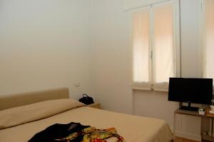 a small bedroom with a bed and a television at Casa Roberto in Treviso