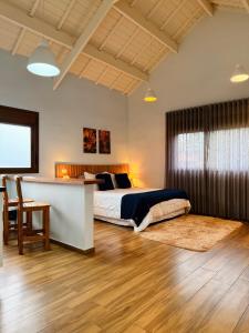 a bedroom with a bed and a desk in a room at Boulevard Montreal in Monte Verde