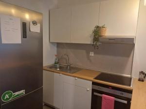 ピレウスにあるArgy's cozy apartment in Pireaus Portのシンクとカウンタートップのあるキッチン +13枚の写真