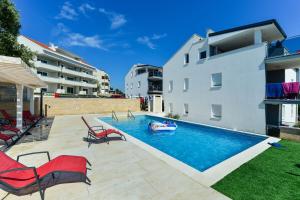 Bazén v ubytování Royal Resort Gajac nebo v jeho okolí