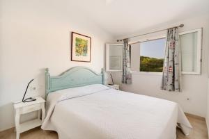 Ένα ή περισσότερα κρεβάτια σε δωμάτιο στο Vista Faro-Apartamento con balcón que mira al mar