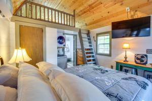 En eller flere senge i et værelse på Private Deck and Hot Tub Gem Near Guntersville Lake
