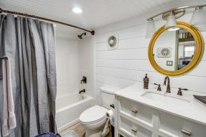 Et badeværelse på Private Deck and Hot Tub Gem Near Guntersville Lake + 22 billeder