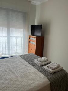 Łóżko lub łóżka w pokoju w obiekcie APARTAMENTO LA PERLA