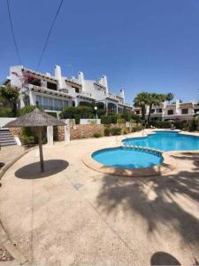 Kolam renang di atau dekat dengan Relaxing 2-Bedroom Bungalow In Sunny Cabo Roig (2)