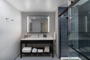 韦斯特切斯特Hotel Indigo West Chester - Downtown by IHG的带水槽和淋浴的浴室