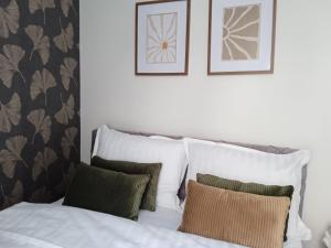 Ένα ή περισσότερα κρεβάτια σε δωμάτιο στο Kamienica Pod Aniołami Szeroka1