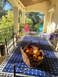 Villa 12 personnes au calme avec piscine في Puget-Ville: سلة من الفواكه على طاولة في الشرفة