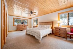 Ένα ή περισσότερα κρεβάτια σε δωμάτιο στο Loon Star Lodge - Three Bedroom Log Home