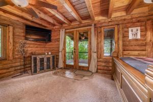 Fotografie z fotogalerie ubytování The Hideaway On Little Jay Log Home v destinaci Cohasset