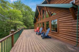 Balkón nebo terasa v ubytování The Hideaway On Little Jay Log Home