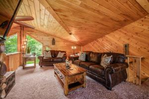 Posezení v ubytování The Hideaway On Little Jay Log Home