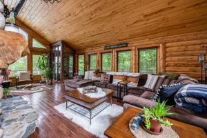 Posezení v ubytování The Hideaway On Little Jay Log Home