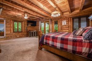 Postel nebo postele na pokoji v ubytování The Hideaway On Little Jay Log Home