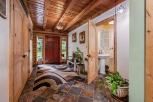 Fotografie z fotogalerie ubytování The Hideaway On Little Jay Log Home v destinaci Cohasset