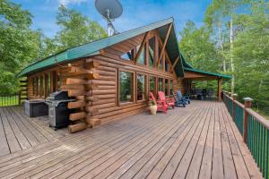 Fotografie z fotogalerie ubytování The Hideaway On Little Jay Log Home v destinaci Cohasset