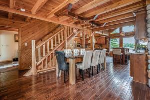Fotografie z fotogalerie ubytování The Hideaway On Little Jay Log Home v destinaci Cohasset