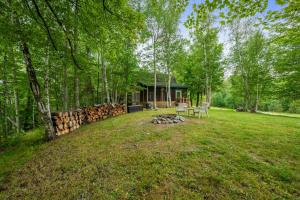 Κήπος έξω από το Hatch Lake Tiny House - Get Up North Retreats