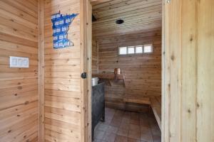 Ένα μπάνιο στο Hatch Lake Tiny House - Get Up North Retreats +31 φωτογραφίες