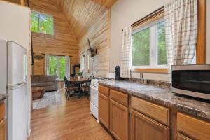 Η κουζίνα ή μικρή κουζίνα στο Hatch Lake Tiny House - Get Up North Retreats