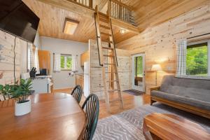 Χώρος καθιστικού στο Hatch Lake Tiny House - Get Up North Retreats