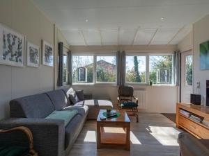 Χώρος καθιστικού στο Bungalow in Sint Maartenszee near Beach