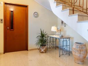 ein Flur mit einer Tür, zwei Tischen und einer Pflanze in der Unterkunft 4keys House - Apartment 3 in Tripolis