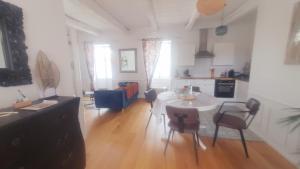 Kuchyňa alebo kuchynka v ubytovaní Appartement cosy en cœur de bourg