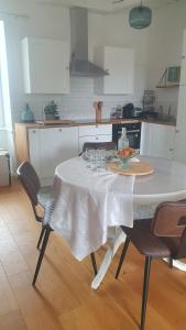 Kuchyňa alebo kuchynka v ubytovaní Appartement cosy en cœur de bourg