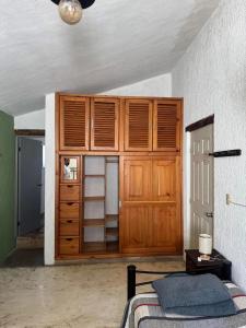 Un pat sau paturi într-o cameră la Casa 79 sancris