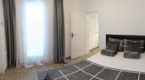 ein Schlafzimmer mit einem Bett und einem Fenster in der Unterkunft Tea23 in Kotor