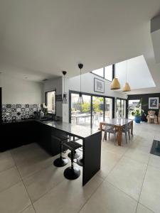 una cucina con un tavolo e una sala da pranzo di Villa des Bananiers a Baillargues