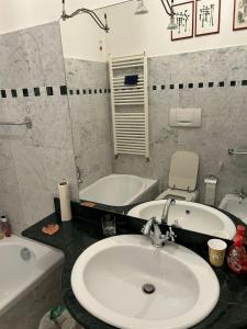 レヴァントにあるRUBINO - piccolo nido vicino al mareの洗面台、浴槽、トイレを備えたバスルーム