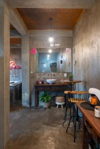 a bathroom with a sink and a mirror at Recanto Lira 1 e 3 in Monte Verde
