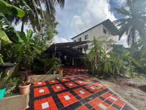 门格洛尔KENSON'S INN的前面有地毯的房子